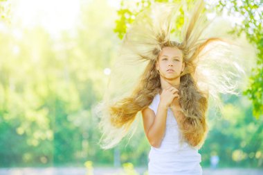 saç uçan ile gülümseyen güzel genç Rüzgar