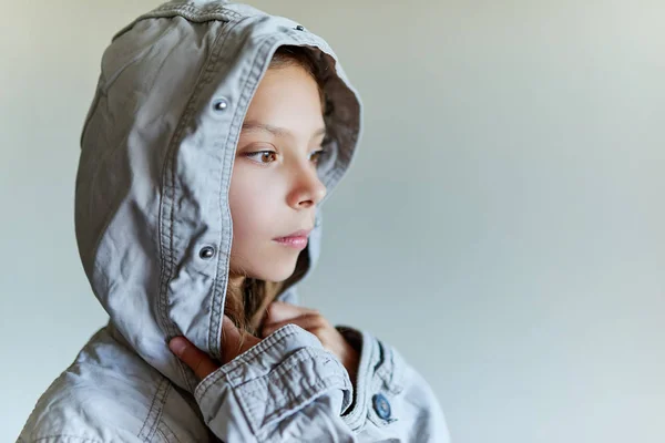 Kleines hübsches Mädchen in grauer Jacke und Kapuze — Stockfoto