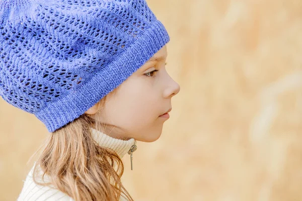 Kleines schönes Mädchen mit blauer Mütze im Profil — Stockfoto