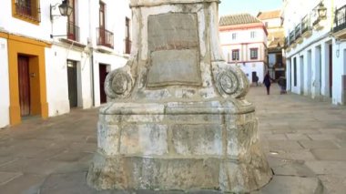 Baş melek Raphael Plaza del Potro üzerinde anıtıdır Cordoba İspanyol şehir kamu kare.
