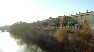 Guadalquivir Nehri Cordoba, Endülüs, İspanya. Guadalquivir beşinci İber Yarımadası ve ikinci en uzun Nehri İspanya tüm uzunluğu ile en uzun Nehri.