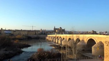 Calahorra kule Cordoba, Endülüs, İspanya, İslam kökenli tarihi merkezinde müstahkem kapısıdır. Kule geç 12. yüzyıl Roma köprüsü üzerinde Guadalquivir korumak için Almohads tarafından yapılmıştır.