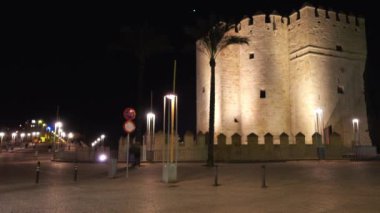 Calahorra kule Cordoba, Endülüs, İspanya, İslam kökenli tarihi merkezinde müstahkem kapısıdır. Kule geç 12. yüzyıl Roma köprüsü üzerinde Guadalquivir korumak için Almohads tarafından yapılmıştır.