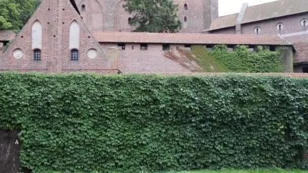 Slott av tyska orden i Malbork är största slottet i världen av yta. Den byggdes i Marienburg, prussiaen av tyska orden, i form av en längre fästning. — Stockvideo