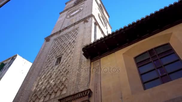 Kostel Santiago Apostol je katolické křesťanský chrám v andaluském městě Malaga (Španělsko). Umělecké okamžiky gothic-zařízení v mudejarském, umění křesťanské reconquistadores a islámské obyvatelstvo. — Stock video