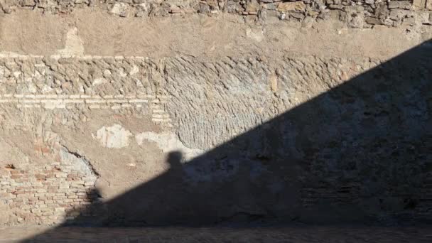 Schatten an der Wand in alcazar de gibralfaro, ist eine Burgbefestigung in der spanischen Stadt Malaga. Phönizisches Gehege enthielt Leuchtturm, der dem Hügel gibralfaro seinen Namen gab. — Stockvideo