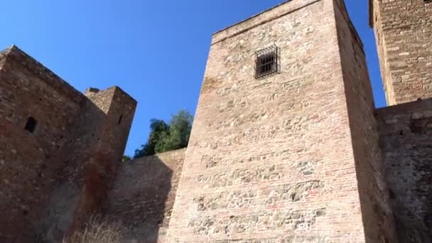 Alcazaba je palácová opevnění v Malaga, Španělsko. Dynastie Hammudid byl postaven v počátkem století. Pevnost na kopci s výhledem na přístav a dvě zděné skříně se skládá ze. — Stock video