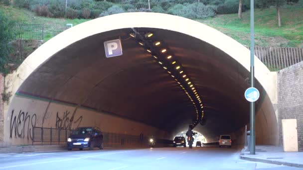 車トンネル横断マラガの城塞。マラガは、アンダルシア、スペインの自治コミュニティの自治体です。ヨーロッパの最南端の大都市、それは地中海のコスタ ・ デル ・ ソルにあります。. — ストック動画