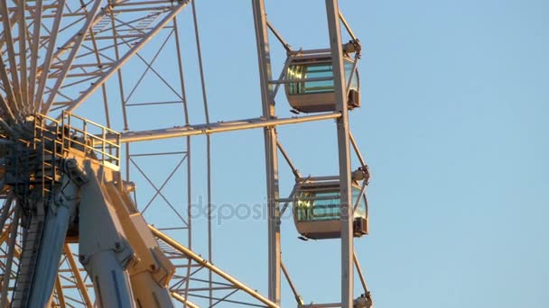 Malaga Ferris Wheel, také známý jako Noria Mirador princezna, je hvězdný, 70 metrů vysoká kola se sídlem v port Malaga, Španělsko. Atrakci nabízí dech beroucí panoramatické výhledy až do 30 km. — Stock video