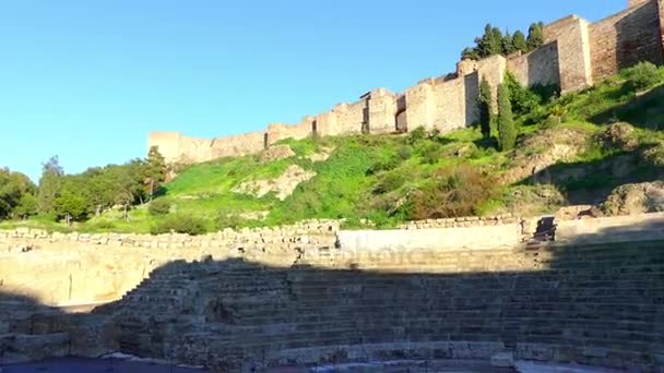 Римский театр Малаги был построен по инициативе императора Цезаря Аугусто в римском городе Малага, ныне Малага, Испания. Его находится у подножия горы Гибралфаро, рядом с Альказабой, на улице Алькасабилья . — стоковое видео