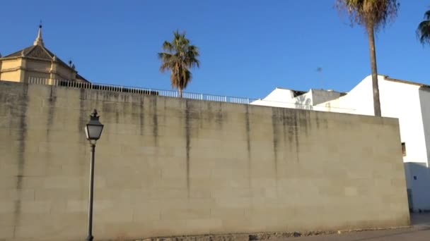 プエルタ デル プエンテ (ゲート ブリッジ) は、コルドバ、アンダルシア、スペインのルネサンスのゲートです。ゲート ブリッジ サンフランシスコ ・ デ ・ モンタルバン、エルナン ・ ルイス Iii を構築する開始. — ストック動画