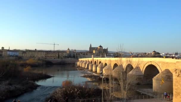 Calahorra 塔在科尔多瓦，起源于伊斯兰教在西班牙安达卢西亚自治区历史中心是坚固的门。塔建成在 12 世纪后期，由 Almohads 来保护罗马桥在瓜达尔基维尔. — 图库视频影像