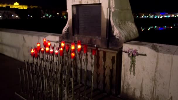 Statua dell'Arcangelo Raffaello sul ponte romano sul fiume Guadalquivir nel centro storico di Cordova, Andalusia, Spagna . — Video Stock