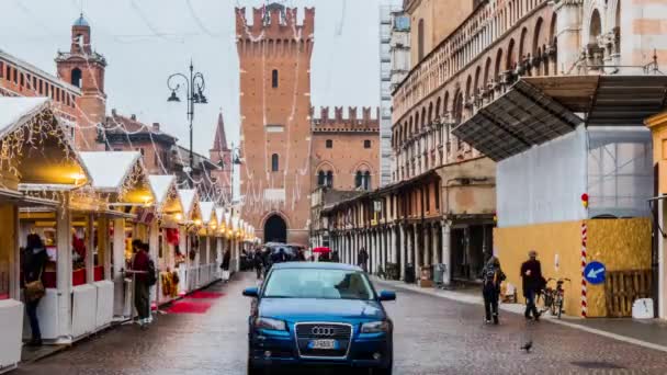 FERRARA, ITÁLIA - 2016 NOVEMBRO 25: Feira de Natal na Piazza Trento - Trieste sobre a catedral românica . — Vídeo de Stock