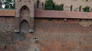 Castle, Germen sırasına göre Malbork yüzey alanı tarafından dünyanın en büyük kalesidir. Bir Ordensburg kale şeklinde Töton Şövalyeleri tarafından Marienburg, Prusya içinde inşa edilmiş.