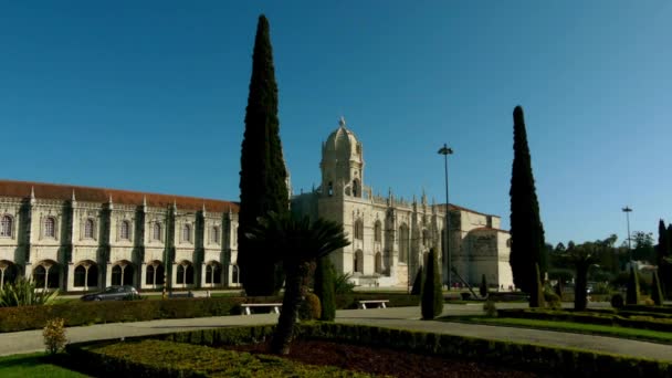 Jeronimos kolostor vagy Hieronymites kolostor, a rend Szent Jeromos kolostor található közel a parthoz a plébánia belém, Lisszabon település, Portugália. — Stock videók