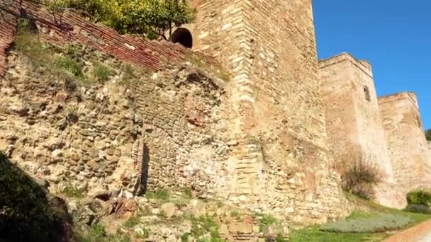 Alcazaba är palatsliknande befästning i Malaga, Spanien. Den byggdes av Hammudid dynasti i början 1000-talet. Citadellet byggdes på kullen med utsikt över hamnen, och består av två muromgärdade kapslingar. — Stockvideo