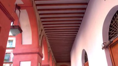 Plaza de la Corredera Cordoba şehir, Endülüs, İspanya nın en sembolik yerlerden biri. Çıkma Arco Alto ve Arco Bajo, piyasa Sanchez Pena veya evler Dona Ana Jacinta vurgular.