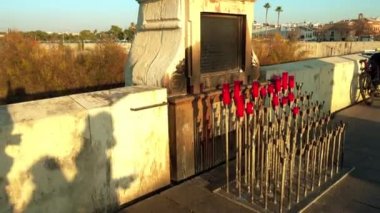 Baş melek Raphael heykel Roma Köprüsü'nde Historic Guadalquivir Nehri üzerinde merkezi Cordoba, Endülüs, İspanya.