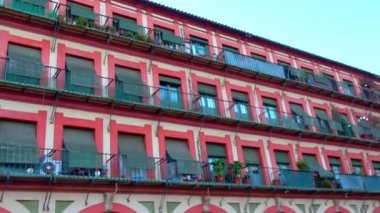 Plaza de la Corredera Cordoba şehir, Endülüs, İspanya nın en sembolik yerlerden biri. Çıkma Arco Alto ve Arco Bajo, piyasa Sanchez Pena veya evler Dona Ana Jacinta vurgular.