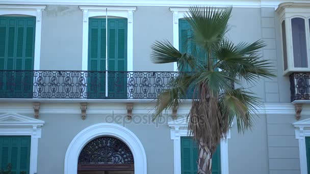 Fassade des Gebäudes ist über Böschung in Malaga. Malaga ist eine Gemeinde in der autonomen Region Andalusien, Spanien. südlichste Großstadt Europas, sie liegt an der Costa del Sol des Mittelmeeres. — Stockvideo