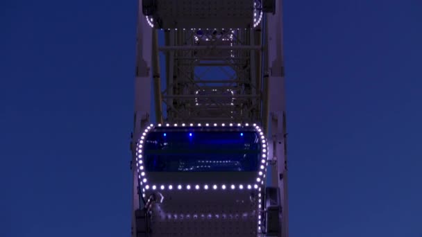 Malaga Ferris Wheel, également connue sous le nom de Noria Mirador Princess, est une roue d'observation stellaire de 70 mètres de haut basée dans le port de Malaga, en Espagne. Attraction offre une vue panoramique à couper le souffle jusqu'à 30 kilomètres . — Video
