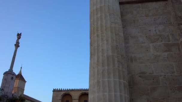 Puerta del Puente (Gate van Bridge) is Renaissance stadspoort in Cordoba, Andalusië, Spanje. Gate Bridge was begonnen te bouwen door Francisco de Montalban en Hernan Ruiz Iii. — Stockvideo