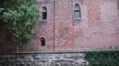 Castle, Germen sırasına göre Malbork yüzey alanı tarafından dünyanın en büyük kalesidir. Bir Ordensburg kale şeklinde Töton Şövalyeleri tarafından Marienburg, Prusya içinde inşa edilmiş.