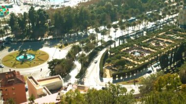 Pedro Luis Alonso bahçeleri şehir Malaga, İspanya, mimar Fernando Guerrero Strachan Rosado, 1945'te çekilmiş bulunmaktadır. Puerta Oscura bahçeleri ve Malaga Park arasında Belediye Binası yanında bulunan.