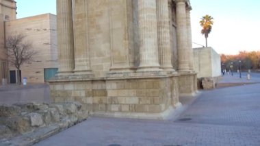 Puerta del Puente (Gate Köprüsü) Cordoba, Endülüs, İspanya Rönesans kapısıdır. Gate Köprüsü Francisco de Montalban ve Hernan Ruiz III tarafından inşa etmeye başladı.