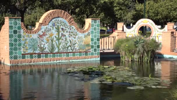 Jardines de Pedro Luis Alonso se encuentran en la ciudad de Málaga, España, el arquitecto Fernando Guerrero-Strachan Rosado, dibujado en 1945. Se encuentra junto al Ayuntamiento, entre los Jardines Puerta Oscura y el Parque de Málaga . — Vídeo de stock