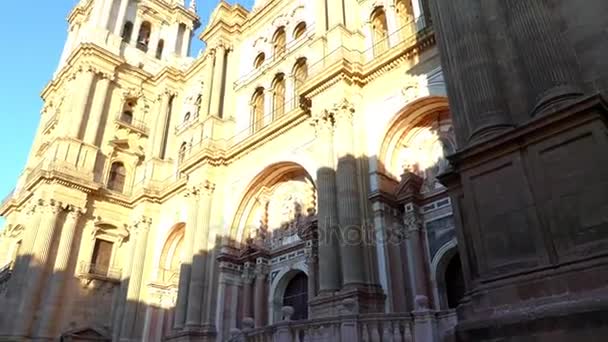 Kathedraal van Malaga is een rooms-katholieke kerk in stad Malaga in Andalusië in Zuid-Spanje. Het is in de Renaissance architectonische traditie. Het ligt binnen de middeleeuwse Moorse muren grenzen. — Stockvideo