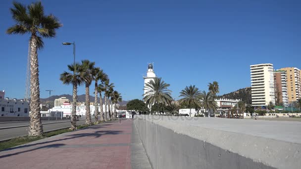 マラガの堤防。マラガは、アンダルシア、スペインの自治コミュニティの自治体です。ヨーロッパの最南端の大都市、それは地中海のコスタ ・ デル ・ ソルにあります。. — ストック動画