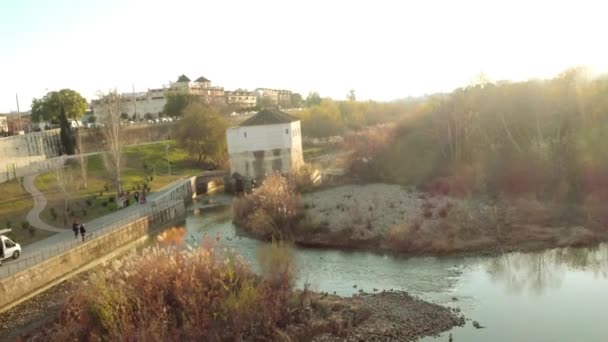 La Torre di Calahorra è una porta fortificata nel centro storico di Cordova, Andalusia, Spagna, di origine islamica. La torre fu costruita alla fine del XII secolo dagli Almohadi per proteggere il ponte romano su Guadalquivir . — Video Stock