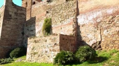 Alcazaba Saray sur Malaga, İspanya olduğunu. Bu erken 11 yüzyılda Hammudid Hanedanı tarafından yaptırılmıştır. Citadel bağlantı noktası bakan tepenin üzerinde inşa ve iki duvarlı muhafazaları oluşur.