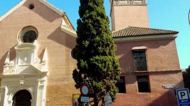 Kilise San Pedro 14. yüzyılda inşa edilmiş bir Gotik Mudéjar tarzı Katolik tapınaktır. Bu şehir Seville, İspanya, Plaza de San Pedro'daki bulunur ve San Pedro bucak ve Juan Bautista ev sahipliği
