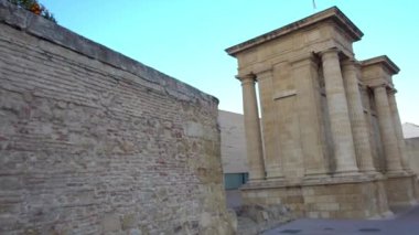 Puerta del Puente (Gate Köprüsü) Cordoba, Endülüs, İspanya Rönesans kapısıdır. Gate Köprüsü Francisco de Montalban ve Hernan Ruiz III tarafından inşa etmeye başladı.