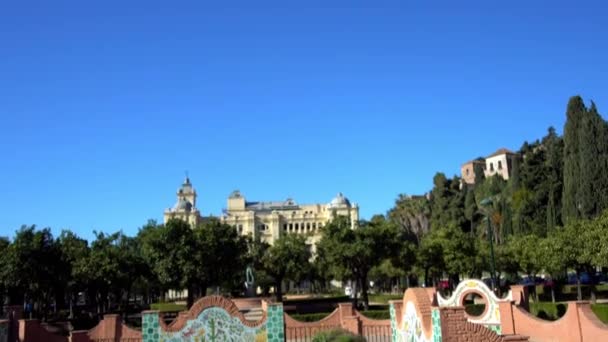 Jardines de Pedro Luis Alonso se encuentran en la ciudad de Málaga, España, el arquitecto Fernando Guerrero-Strachan Rosado, dibujado en 1945. Se encuentra junto al Ayuntamiento, entre los Jardines Puerta Oscura y el Parque de Málaga . — Vídeo de stock