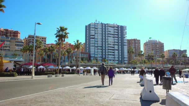 Embankment à Malaga. Malaga est une commune espagnole de la Communauté autonome d'Andalousie. Grande ville la plus méridionale d'Europe, elle se trouve sur la Costa del Sol de la Méditerranée . — Video