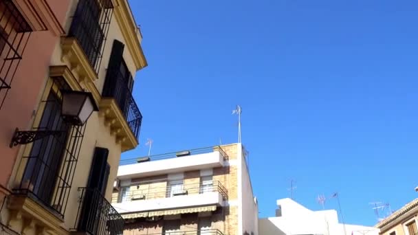 Kyrkan av San Roman och Santa Catalina i Sevilla, Andalusien, Spanien, är en av äldsta templen i staden, från år 1356. Det tillhör intressant grupp av Gothic-Mudejar kyrkorna i staden. — Stockvideo