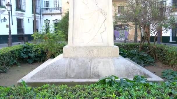 セビリア, アンダルシア州, スペインのプラザ ・ デ ・ Pilatos のスルバランの記念碑。フランシスコ ・ デ ・ スルバランは、スペインの画家だった。彼は修道士、尼僧、そして殉教者を描いた彼の宗教的な絵画のために主に知られています。. — ストック動画