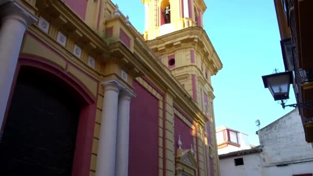 Die kirche von san ildefonso von seville, andalusien, spanien ist tempel und pfarrei sitz, deren bau begann im neoklassizistischen stil, um das projekt der julianischen barnecilla, ausgeführt vom architekten jose echamorro. — Stockvideo