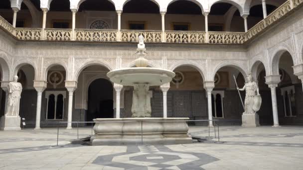 La Casa de Pilatos es un palacio andaluz en Sevilla, España, residencia permanente de los duques de Medinaceli, estilo renacentista italiano y mudéjar, prototipo del palacio andaluz. . — Vídeo de stock