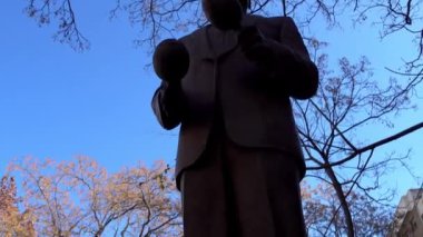 Anıt, Antonio makine üzerinde Plaza Carmen Benitez: Sevilla, Endülüs, İspanya. Antonio Abad Lugo makine Kübalı şarkıcı ve müzisyen oldu.