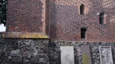 Castle, Germen sırasına göre Malbork yüzey alanı tarafından dünyanın en büyük kalesidir. Bir Ordensburg kale şeklinde Töton Şövalyeleri tarafından Marienburg, Prusya içinde inşa edilmiş.