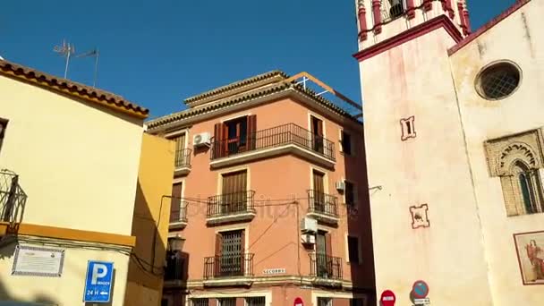 Iglesia de San Román y Santa Catalina en Sevilla, Andalucía, España, es uno de los templos más antiguos de la ciudad, que data del año 1356. Pertenece a interesante grupo de iglesias gótico-mudéjar de la ciudad . — Vídeos de Stock