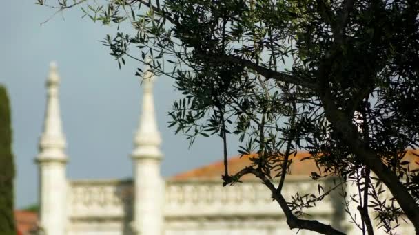 Przenieść fokus: Klasztor Hieronimitów lub klasztor Hieronymites, jest klasztor Zakonu Święty Hieronim znajdujące się w pobliżu brzegu parafii w Belem, w miejscowości Lizbona, Portugalia. — Wideo stockowe