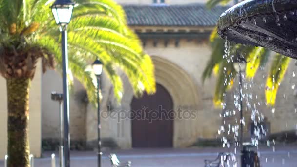 Overdracht van focus: fontein over Santa Maria Magdalena (St Mary Magdalene kerk) is een kerk in Cordoba, Andalusië (Spanje), Fernando Iii gebouwd in Mudejar stijl . — Stockvideo