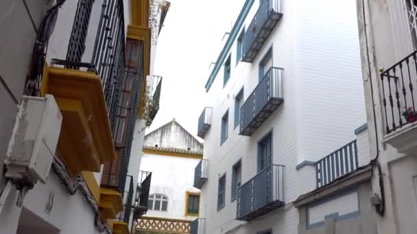 Épületek a Medinaceli Street, Sevilla, Andalúzia, Spanyolország. Sevilla a Guadalquivir folyó sima található. — Stock videók