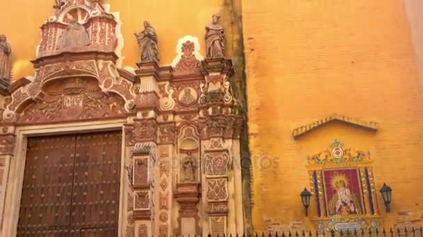 Antiguo convento de la Tercera Orden de San Francisco de la ciudad de Sevilla, España, es complejo de edificios situados entre la plaza Ponce de León y la calle Sol, de la que iglesia . — Vídeo de stock